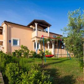 Spacious apartment with parking&garden