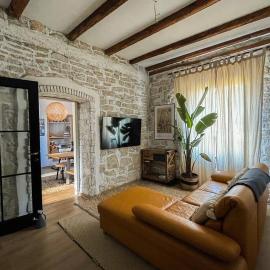 The Bungalow by the Sea in Historic Poreč Old City, Hotel in Poreč