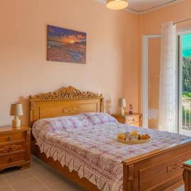 Bright Newly Renovated Apt Near Beach & Center+AC, Hotel in Anemómylos