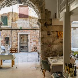 Leonis Restaurant & Rooms