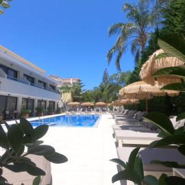 Paradise Hotel & Bar: Planos şehrinde bir otel