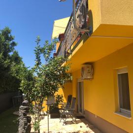 Spacious apartment with Garden close to the sea in Kastel Luksic Split, hotel in Kaštela