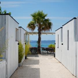 Boutique style eco-beachhouse, private jacuzzi