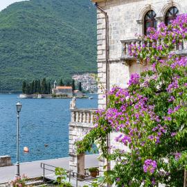 Villa Burovic Historic Beachfront Stone House Perast, hotel di Perast