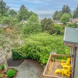 Modern Manzanita Retreat - Meredith Lodging, hotel in Nehalem