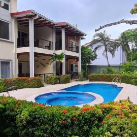 Jazmin Del Sol steps away from Playa Potrero !!, hotel a Potrero