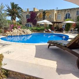Dar Ta' Xmun - idyllic farmhouse with pool, garden, seaview & sunset, hotel in San Lawrenz