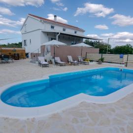 Kuća za odmor M&J s grijanim bazenom, hotel i Benkovac