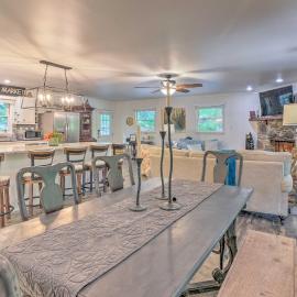 Beautiful Connestee Falls Home w/ Porch in Brevard, hótel í Brevard