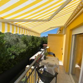 Spacious apartment with Balcony and Parking close to the sea in Split area in Kastela