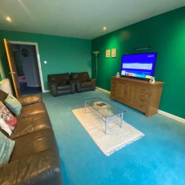 Comfortable, self contained 2 double beds town apartment near Pittodrie Stadium، فندق في أبردين