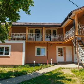 Під соснами, hotel in Krivorovnya