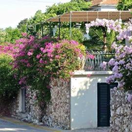 Konstantinas House, a touch of nature & sea, hotel in Ferendináta