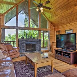 1 Mi to Dollywood: Quiet Cabin w/ Hot Tub!