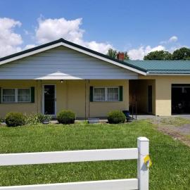 The Country Roads Cottage near WVU&COOPER'S ROCK, hotel v destinaci Hazelton