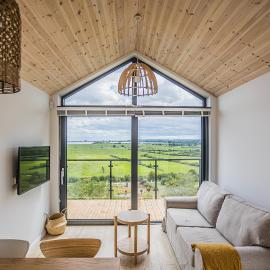 SkyView Deluxe Houses and Private Jacuzzi , Osłonino، فندق في Osłonino