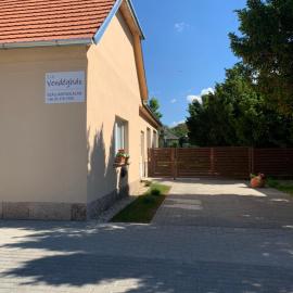 Ica Vendégház, hotel in Süttő