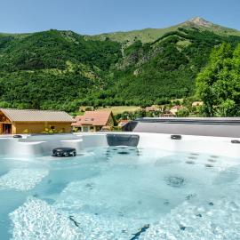 Les Petits Ecrins - Chalets avec spas privatifs, hotel en Aspres-lès-Corps