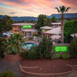 Pines Inn & Suites, hotel in Cottonwood