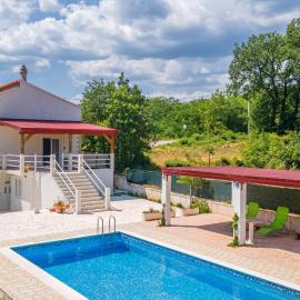 Holiday House Ivan with heated pool, hotel i Neorić