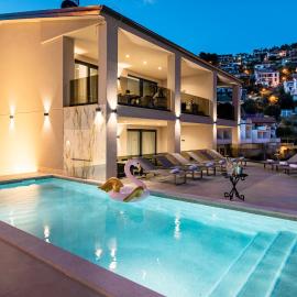 Villa Nina - Apartments with pool near the sea، فندق في راباك