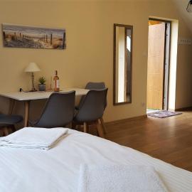 Apartament przy Brzozowej Polanie w okolicy morza i jeziora z własnym ogródkiem, hotel en Perlino