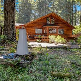 Family Getaway - Hot Tub Fire Pit & Dog Friendly, hotelli kohteessa Mendocino