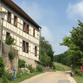 Rose Cottage im romantischen Taubertal، فندق في Adelshofen