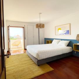 Yellow House Aveiro Smart TV and garage