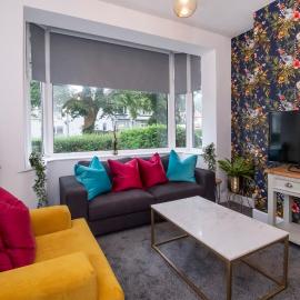 Stylish Hot Tub House with free parking!