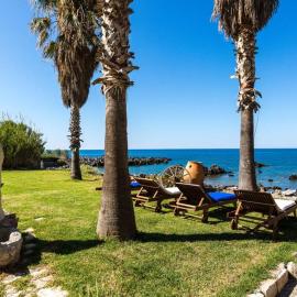 Villa Proto Helidoni - A cozy beachfront Villa, hôtel à Petres