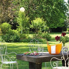 Le Clos Fleuri - Maison Vigier، فندق في Maringues