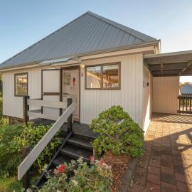 Getaway - Onemana Holiday Chalet, hotel in Opoutere