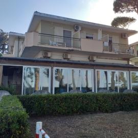 Quadruple room for a totally relaxing holiday 20 meters from the sea, hotel u gradu 'Pineto'