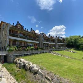 Agradable apartamento con jardín privado en Cerler, hotel a Cerler
