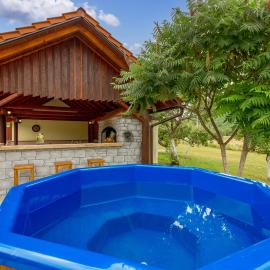 Kuk Medin, hotel u gradu 'Klanac'
