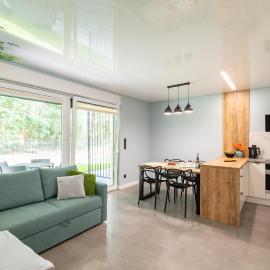 W Sam Las by Klif Ustka - Apartament na Parterze z Tarasem, Widokiem na Las i Parkingiem，烏斯特卡的飯店