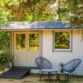 A Tiny House Near The Beach, hotel di Pērkone