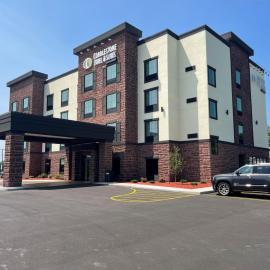 Cobblestone Hotel & Suites - Little Chute، فندق في Little Chute