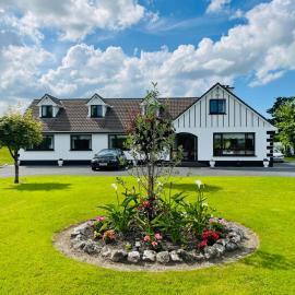 Cedar Lodge Self Catering Accommodation H91 CF9D, hotel em Gort