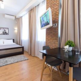 Modern studio beside metro Yaroslava Mudroho, Universytet - Chernyshevska str 95-7: Harkov'da bir otel