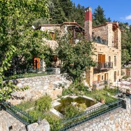 Ifigenia Lux MAISONETTE in oldtown and Villas in theriso vilage 14 km outside of chania