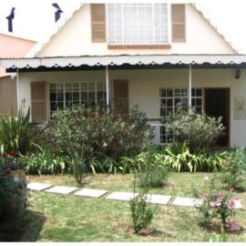 Dullstroom Artist Cottages, hotel u gradu Dulstrom