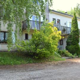 Chambres d'Hôtes L'Orée des Bois, hotelli kohteessa Lacrouzette