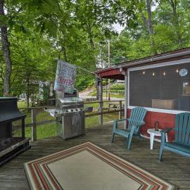 Riverfront Escape w/ Dock: 19 Mi to Saratoga!, hotel din Lake Luzerne