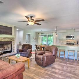 Charming Lake Fork Cottage w/ Screened-In Porch!, hotel i Yantis