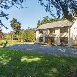 The Villa - On the Waterford Greenway Kilmacthomas, hotel in Kilmacthomas