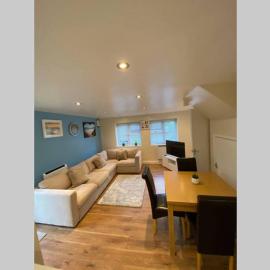 Entire 2-bedroom home by WegHomes