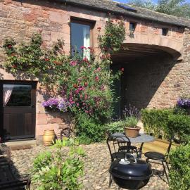 Historic converted byre in courtyard of 16C house, hotel a Caldbeck