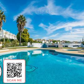 3 bedroom apartment in Oura Albufeira with amazing pool at walking distance to beach, strip and old town, WIFI and AC, private condo, hotel sa Albufeira